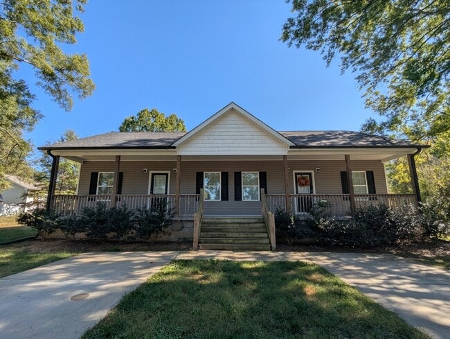 Building Photo - 555 Park Cir