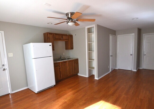 Photo - 906 W Kings Hwy