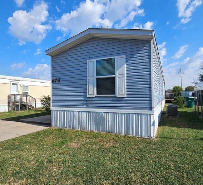 Photo - 2320 E MacArthur Rd