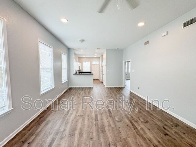 Photo - 9000 Edinburgh St