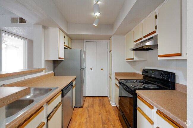 2BR, 2BA - 1000SF - Kitchen