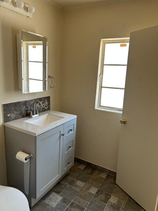 Building Photo - 524 N Mesquite St Unit 2