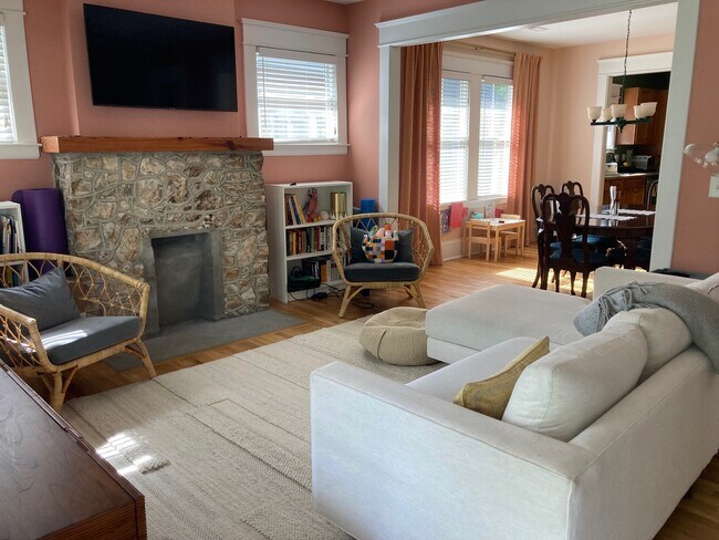 Family room - 212 E Geer St