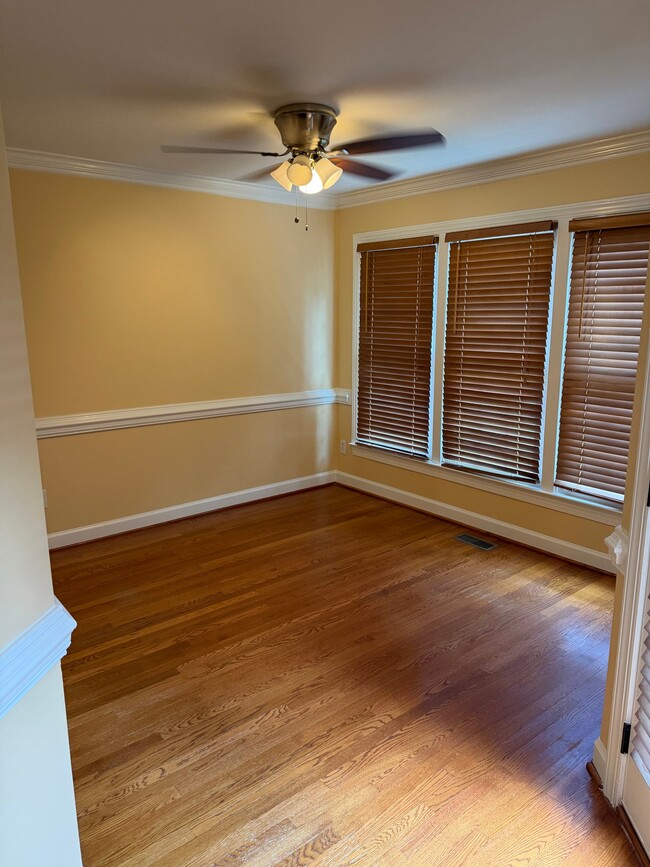 Photo - 504 Thorngate Rd