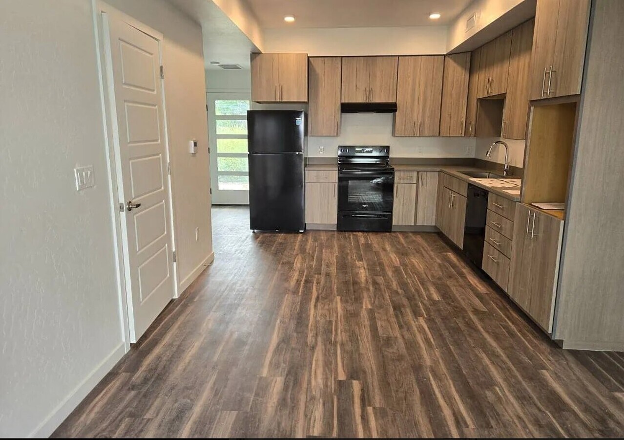 Photo - 702 Makenzie River Rd