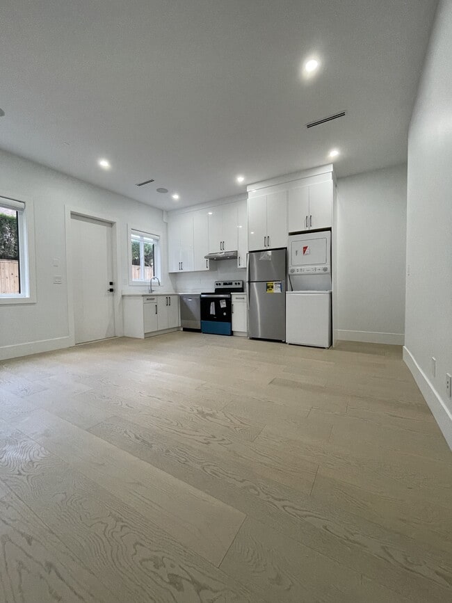 Photo - 1611-1134 134 St Unit BSMT