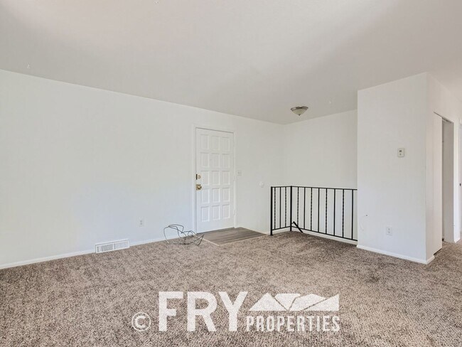 Photo - Updated large 2bed/1bath Unidad 3604