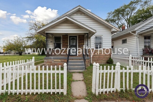 Building Photo - Cozy Two-Bedroom Home with Fresh Updates a...