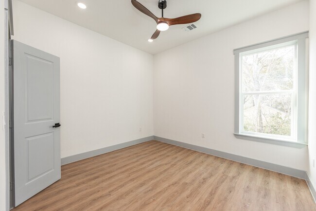 Photo - 704 S 1st St