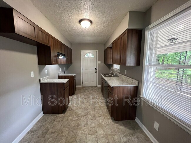 Photo - 1758 Victoria Rd