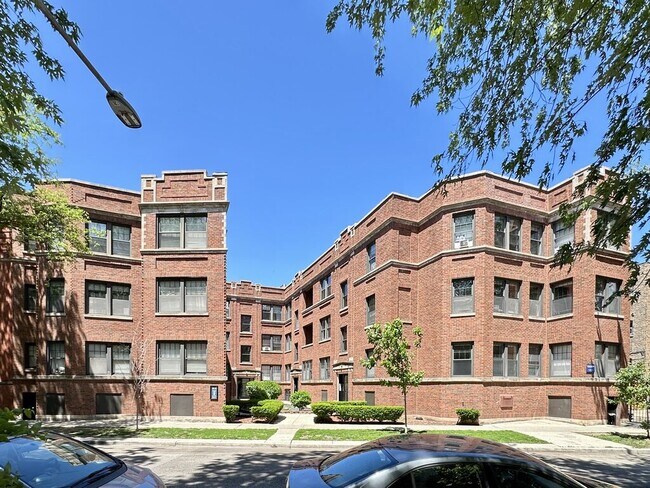 Building Photo - 700 W Cornelia Ave Unit J06W