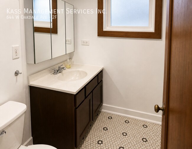 Photo - 644 W Oakdale Ave Unit 2F