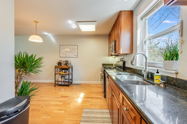 Building Photo - 316 Rindge Ave Unit 6