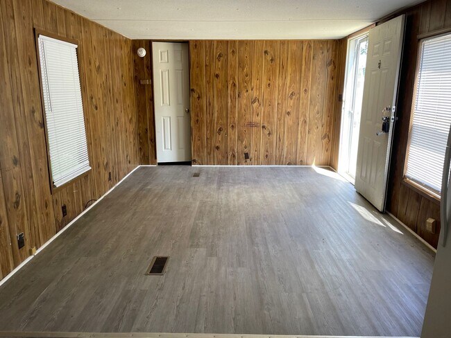 Photo - 2 bed, 1 bath mobile home in Lexington! $7...