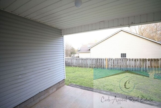 Photo - Spacious 3 bed/2 bath home - garage, deck, fenced back yard - includes yard care!!