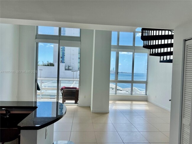 Building Photo - 300 S Biscayne Blvd Unit Loft 1028