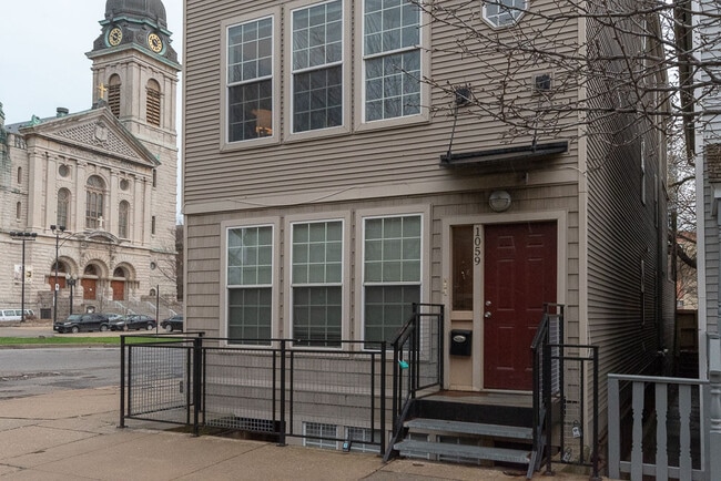 Building Photo - 1059 W Fry St Unit 2F Rental