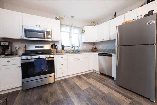 Eat-in Kitchen - 3 Ora Murphy Ct Unit 3 Ora Murphy Ct. Right