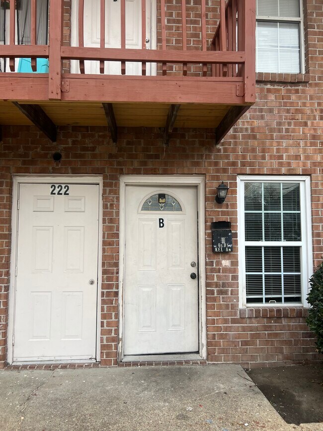 Building Photo - 222 W 34th St Unit Apt B