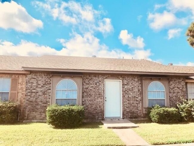 Building Photo - 2 BEDROOM 2 BATH PATIO HOME WITH 1010 SF