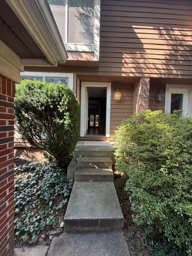 Building Photo - Spacious And Sun-Filled 3 Bedroom 2.5 Bath... Rental