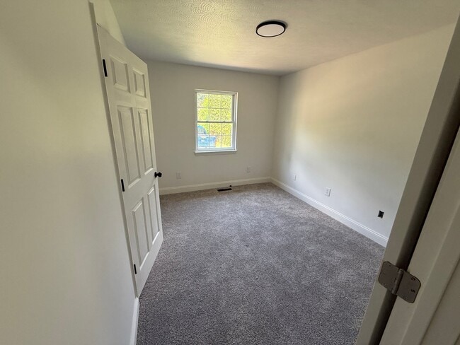 Photo - 208 Delta Rd 30
