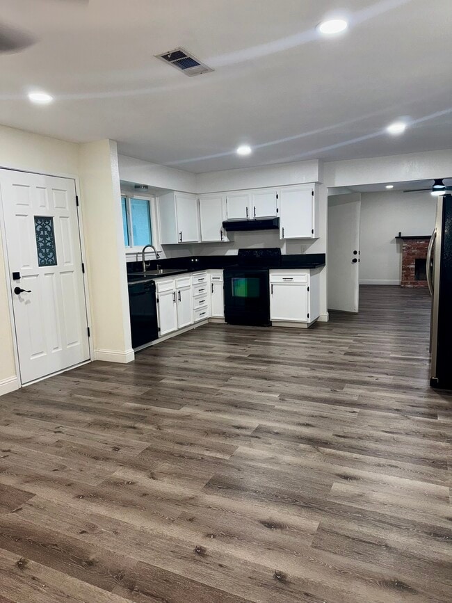 5946 E Pontiac Way