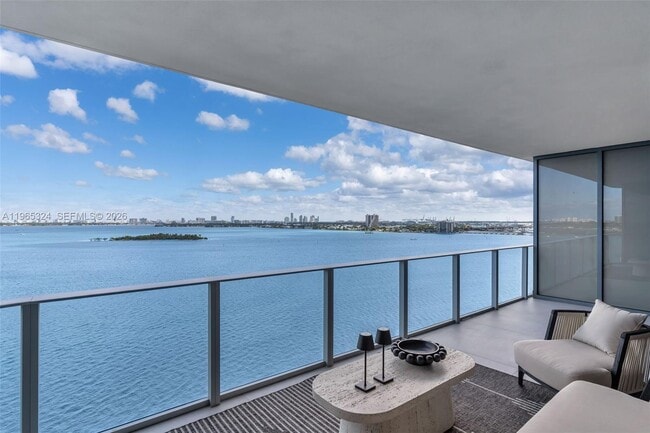 Building Photo - 700 NE 24th St Unit 1203