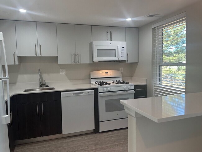 Photo - Lakeside Apartments