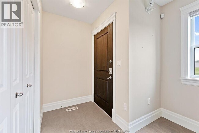 Photo - 8475 Wyandotte St E