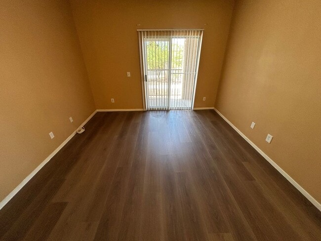 2110 N Los Feliz St