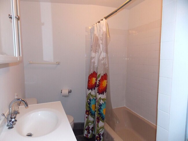 Photo - Furnished 1BR Suite in East Rock | Private Gated Garden | Cathedral Ceilings & Skylights Unidad 7