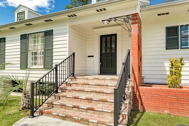 Photo - 222 E Sanders St