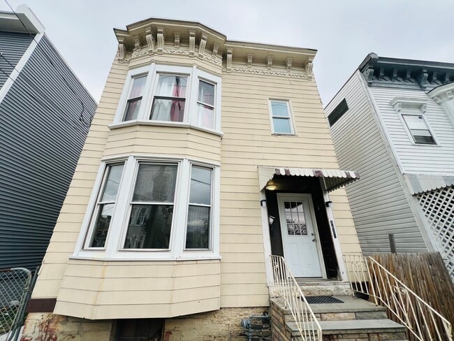 Building Photo - 1625 6th Ave Unit #1