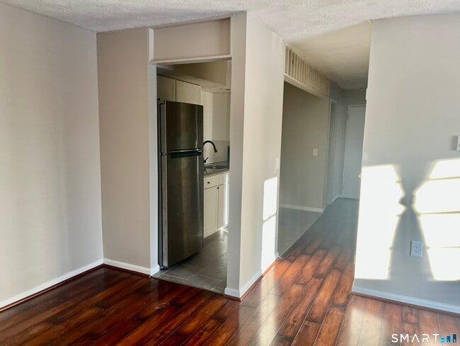 Photo - 105 Horse Pond Rd Unit APT F