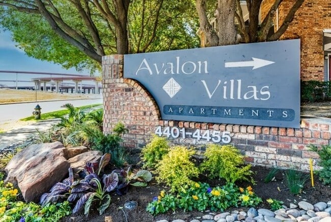 Avalon Villas Entry Monument - Avalon Villas