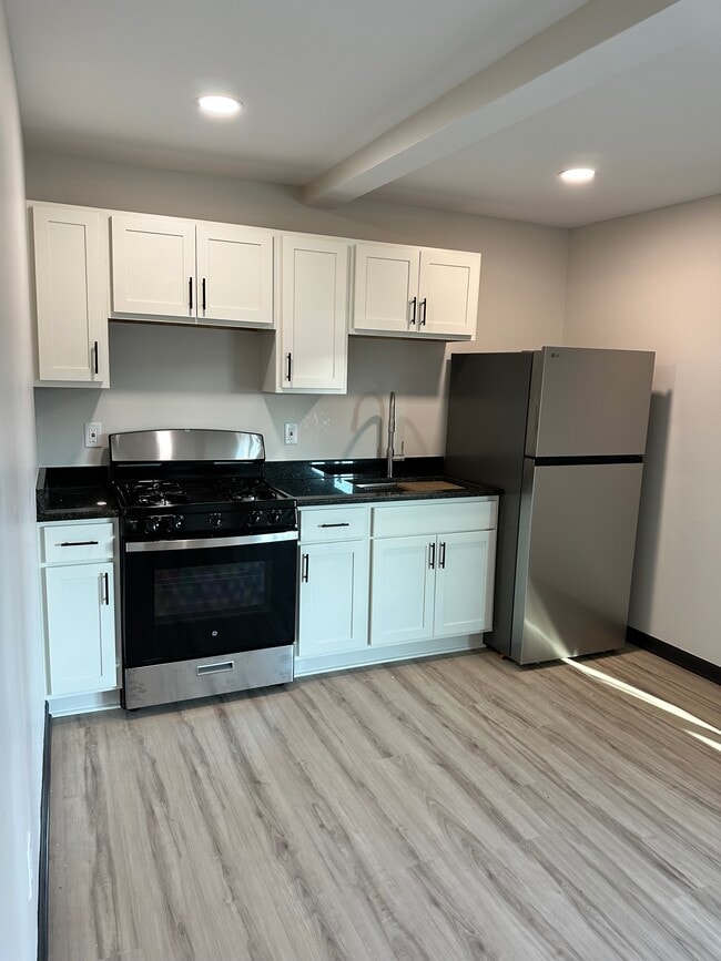 Kitchen - 4260 S Park Ave Unit 5
