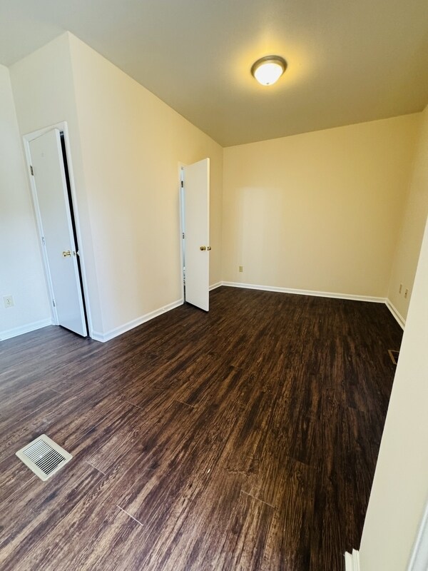 Photo - 1323 E 10th St