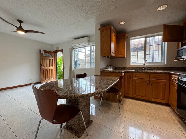 Building Photo - Salt Lake Area 2 bed 1 bath 1 parking Residential Neighborhood
