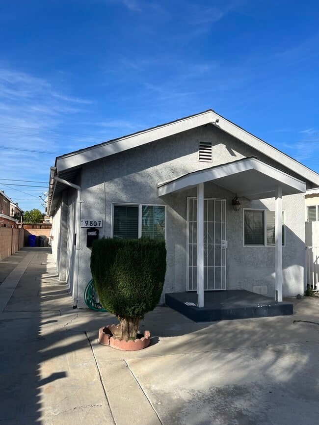 2 Bed 1 Bath Front House In South Gate - 2 Bed 1 Bath Front House In South Gate