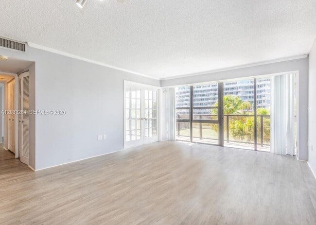 Photo - 600 NE 36th St Unidad 211
