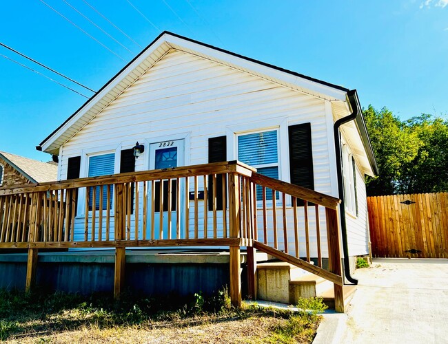 Building Photo - Updated Studio Home in Lyons Park Neighborhood!!