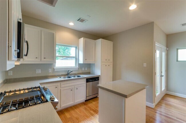 Photo - 612 E 38th St