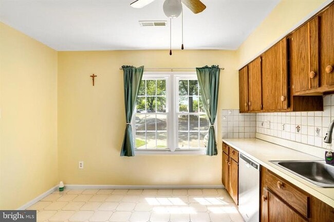 Photo - 4905 Van Walbeek Plz