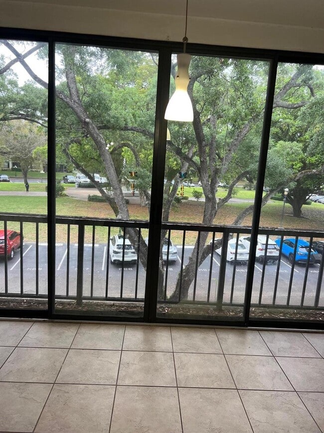 Building Photo - 3660 Inverrary Dr Unit 3C