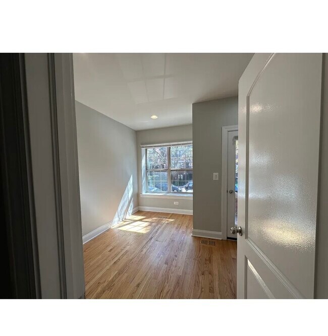 Photo - 1630 W Fargo Ave