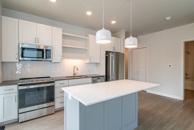 210-4 - Avenir Apartments