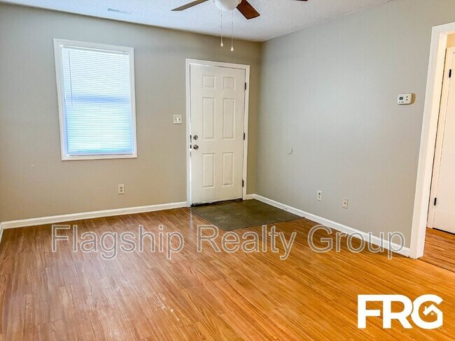 Photo - 211 Connie Cir