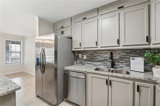 Photo - 434 McGill Pl NE