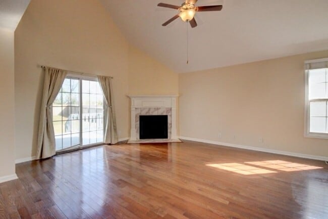 Photo - 3 Bedroom 2.5 Bathroom Home w/ Bonus Room!